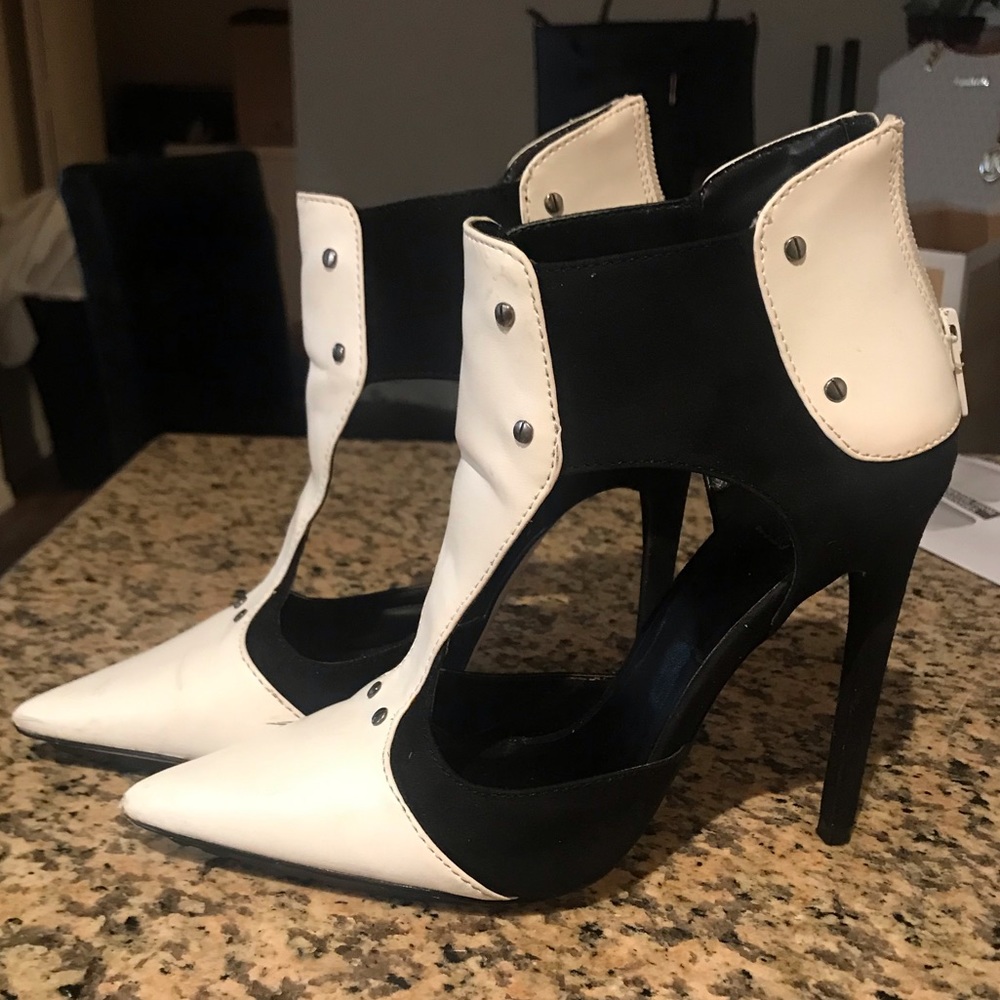 Black and white pointed toe pumps